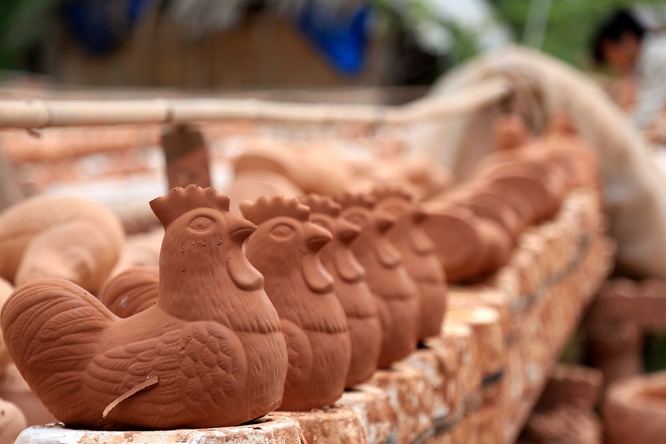 Làng gốm "độc tôn" ở miền Nam hối hả làm gà vàng phục vụ Tết - 5 Gà đất được tạo hình.