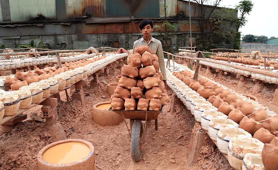 Làng gốm "độc tôn" ở miền Nam hối hả làm gà vàng phục vụ Tết - 7 Làng gốm "độc tôn" ở miền Nam hối hả làm gà vàng phục vụ Tết - 7
