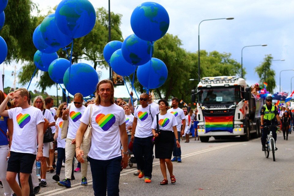 Diễu hành ủng hộ bình đẳng giới "đốt nóng" Stockholm - 5
Một nhóm diễu hành mặc áo in hình trái tim mang 6 màu của lá cờ biểu tượng của cộng đồng LGBT.
