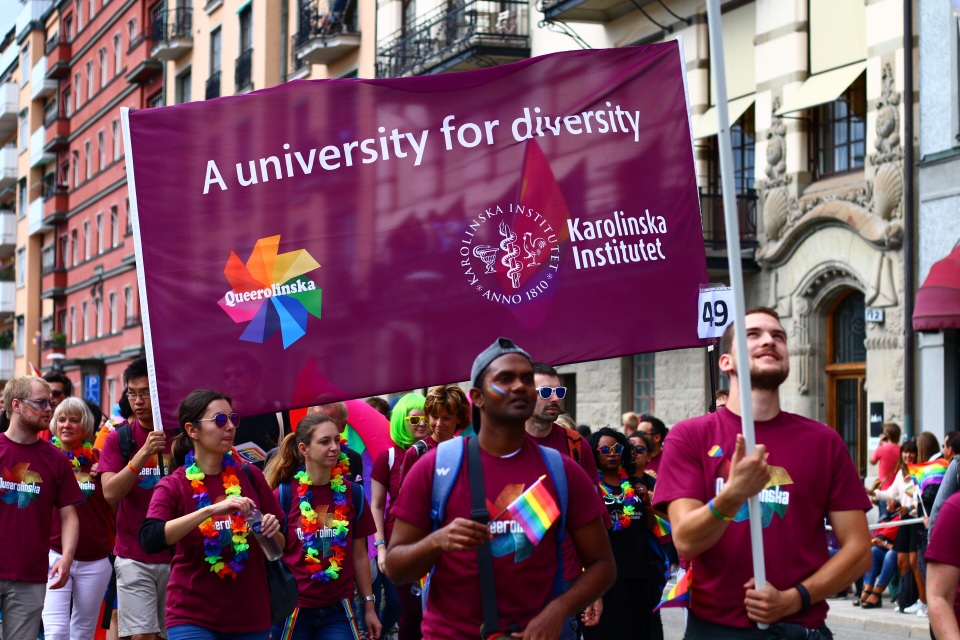 Diễu hành ủng hộ bình đẳng giới "đốt nóng" Stockholm - 2
Stockholm Pride được xem là một lễ hội của sự bình đẳng, tình yêu và sự đa dạng tại đất nước Bắc Âu.