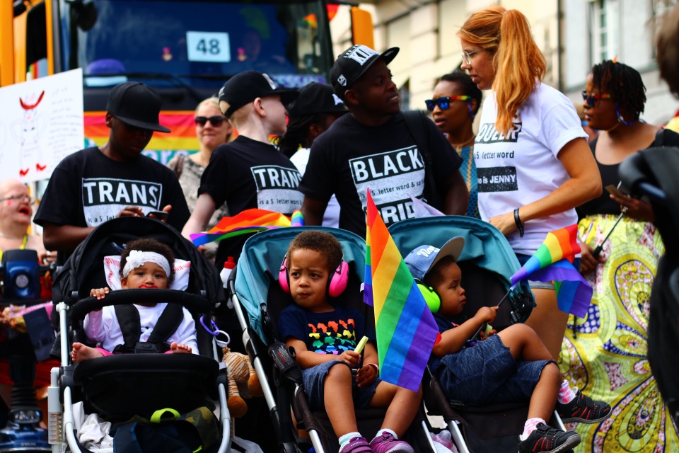 Diễu hành ủng hộ bình đẳng giới "đốt nóng" Stockholm - 21
Nhiều ông bố, bà mẹ đưa con cái tham gia sự kiện ngoài trời.