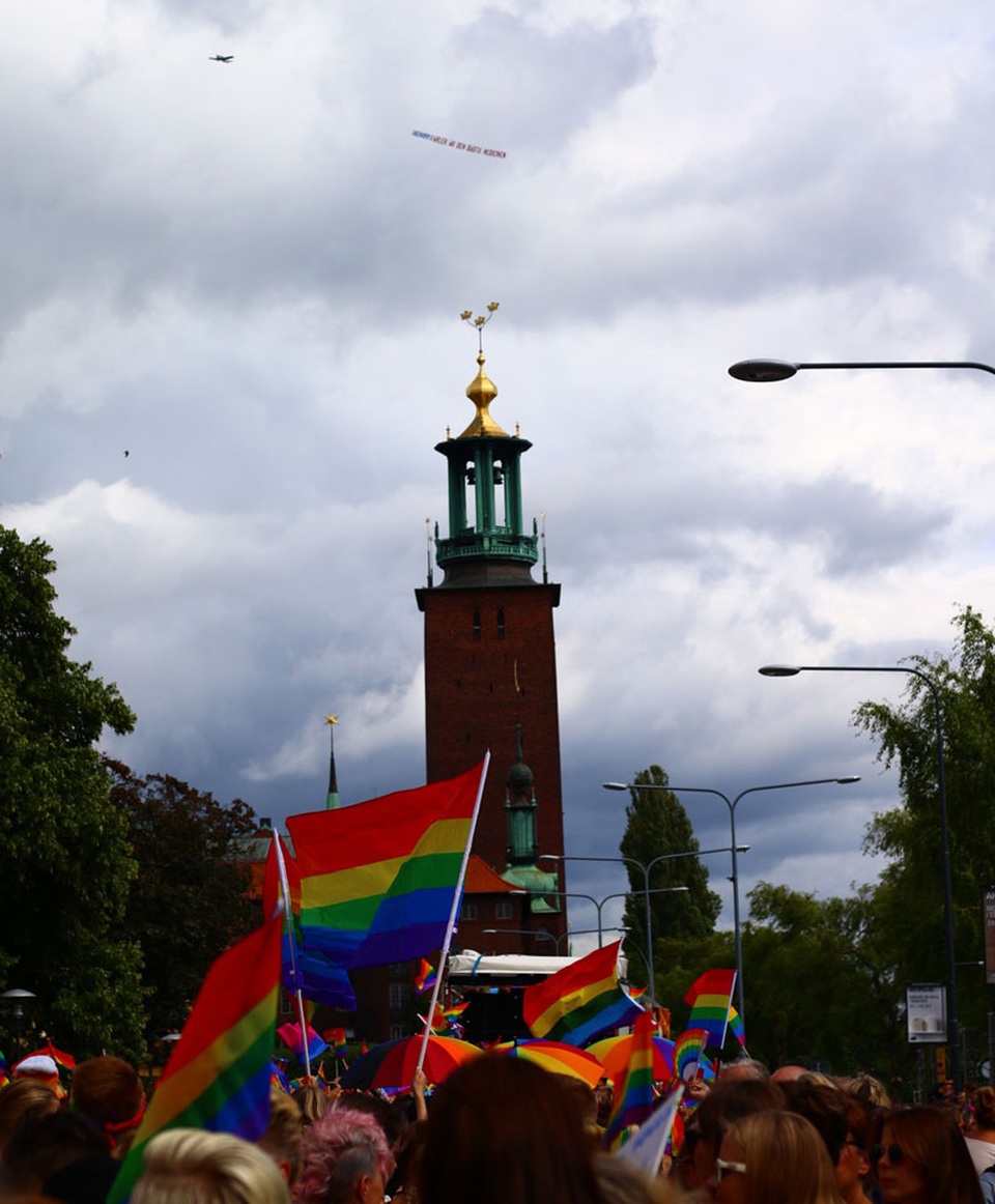 Diễu hành ủng hộ bình đẳng giới "đốt nóng" Stockholm - 15
Máy bay mang thông điệp Tình yêu là liều thuốc tuyệt vời nhất trên bầu trời Stockholm trong cuộc diễu hành.