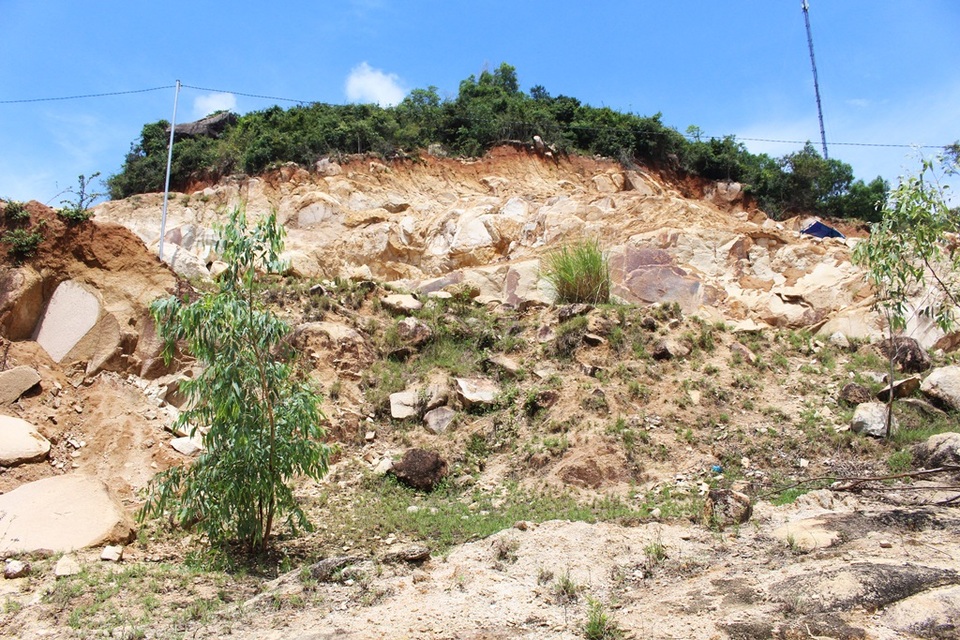 Băm nát đồi núi, khai thác đá trái phép giữa lòng Nha Trang - 4
Một quả đồi bị khoét sâu tạo nên độ vênh rất lớn, tiềm ẩn nhiều nguy hiểm, trong khi khu dân cư bên dưới chỉ cách điểm đồi vài chục mét.