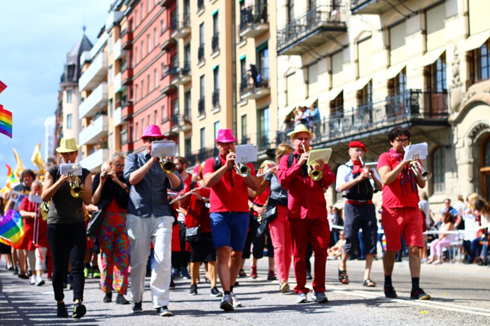 Diễu hành ủng hộ bình đẳng giới "đốt nóng" Stockholm - 16
Đoàn diễu hành chơi nhạc trên đường phố trong sự cổ vũ của đông đảo người xem. Âm nhạc là thứ không thể thiếu trong lễ hội Stockholm Pride.