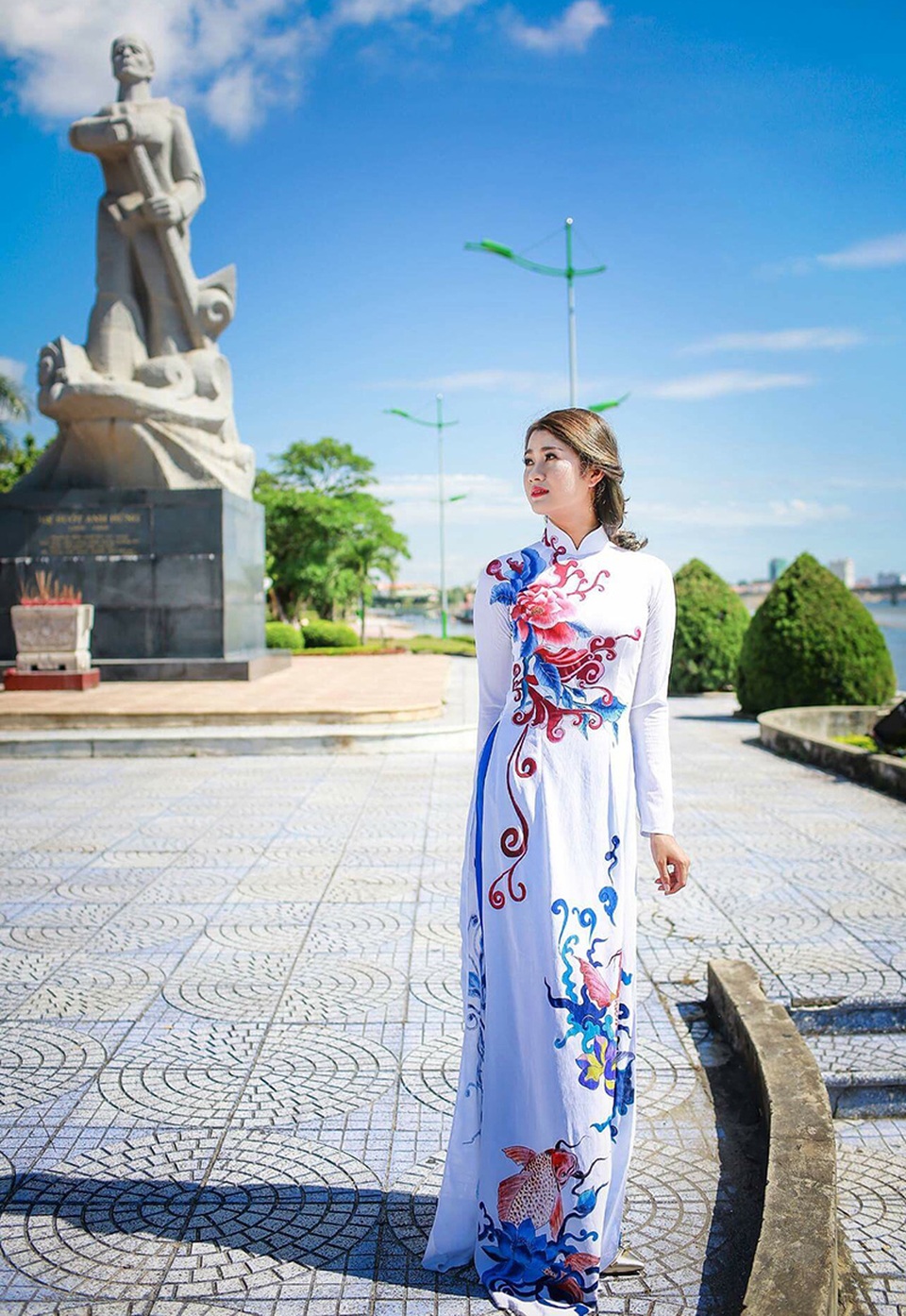 Thiếu nữ Việt "sinh ra để mặc áo dài" - 10
Rất nhiều người nói với Thảo rằng cô mặc áo dài là đẹp nhất, phù hợp nhất.