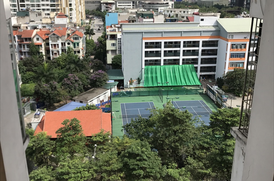Cận cảnh nhà sàn, sân tennis “mọc” giữa sân trường tại Thủ đô - 2
Nhà sàn và 2 sân tennis chiếm khoảng 1/3 diện tích sân trường Ngôi sao Hà Nội.
