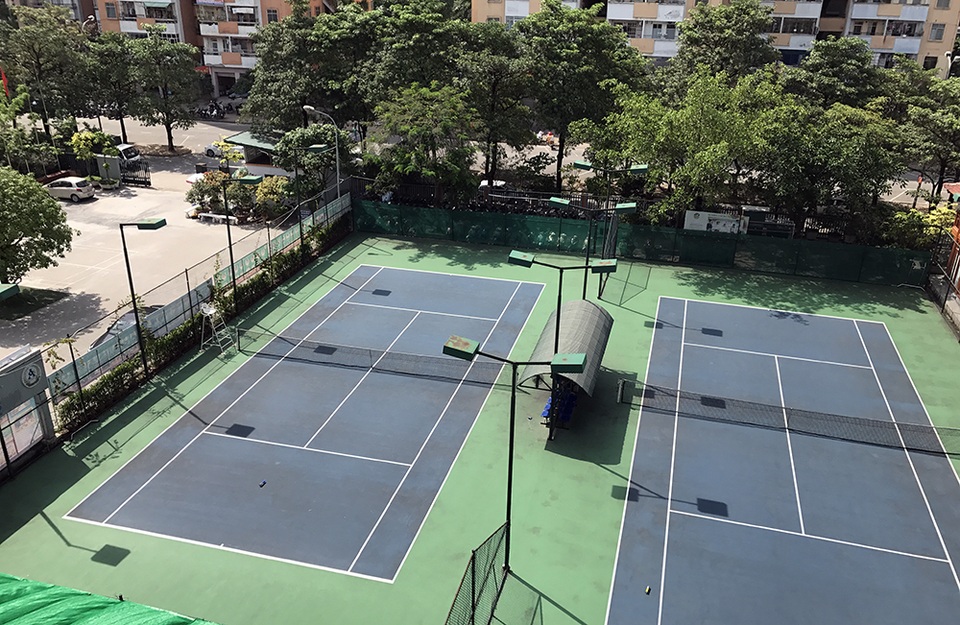 Cận cảnh nhà sàn, sân tennis “mọc” giữa sân trường tại Thủ đô - 4
Hai sân tennis này đã tồn tại từ nhiều năm nay và chắc chắn không phải để phục vụ học sinh trong trường.