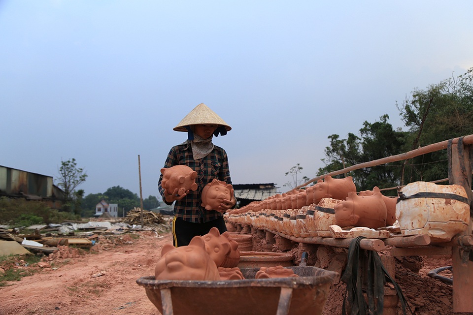 Làng gốm "độc tôn" ở miền Nam hối hả làm gà vàng phục vụ Tết - 2 Heo đất cũng được sản xuất nhiều tại các lò gốm ở Bình Dương.