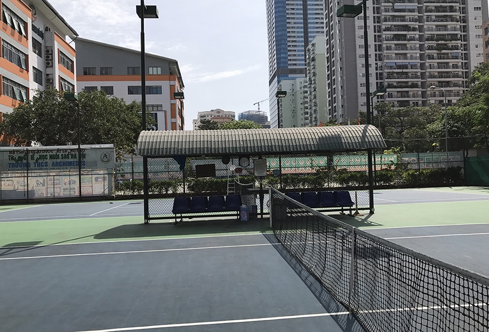 Cận cảnh nhà sàn, sân tennis “mọc” giữa sân trường tại Thủ đô - 5
Sân chơi cho học sinh còn thiếu nhưng không hiểu sao trường lại ưu ái làm sân tennis cho người lớn?