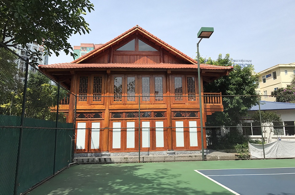 Cận cảnh nhà sàn, sân tennis “mọc” giữa sân trường tại Thủ đô - 6 Căn nhà sàn được làm hoàn toàn bằng gỗ tự nhiên ôm trọn một góc của trường Ngôi sao Hà Nội