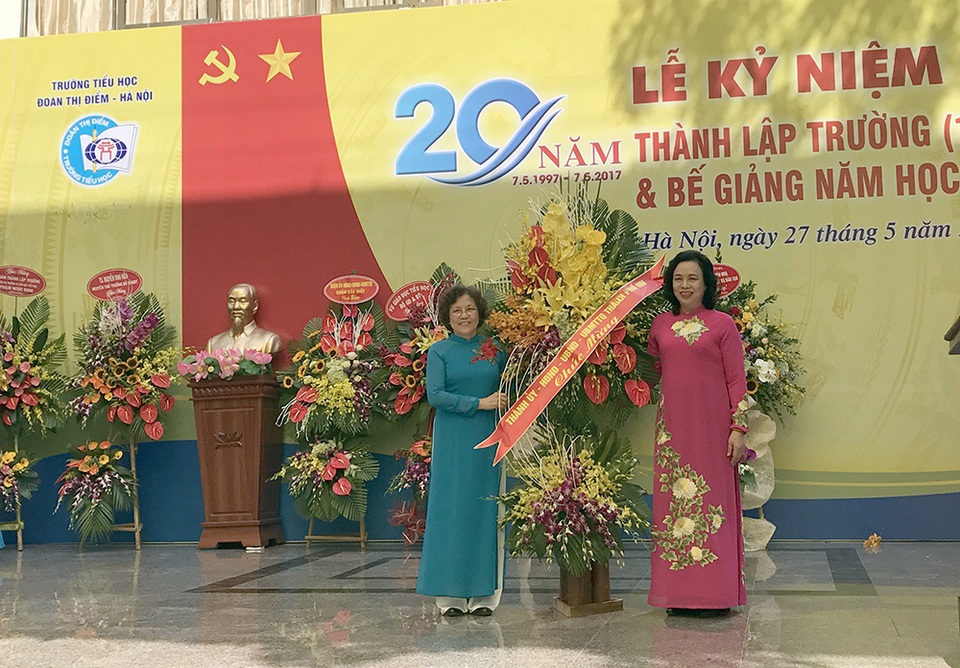 Trường Đoàn Thị Điểm - một trong những trường tiểu học hàng đầu Thủ đô - 2 Thay mặt lãnh đạo thành phố, bà Ngô Thị Thanh Hằng gửi lẵng hoa chúc mừng Trường Tiểu học Đoàn Thị Điểm