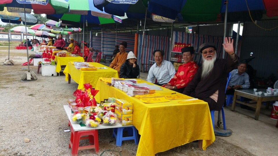 Vắng vẻ khác thường trong ngày khai hội xuân Yên Tử - 3
Một dãy các hàng ghi sớ không có ai ghé thăm.