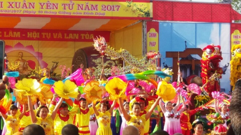 Vắng vẻ khác thường trong ngày khai hội xuân Yên Tử - 2
Lễ hội diễn ra với đầy đủ các nghi lễ, nhiều hoạt động phong phú nhưng do lễ khai hội diễn ra vào ngày đi làm đầu tuần nên khá vắng du khách.