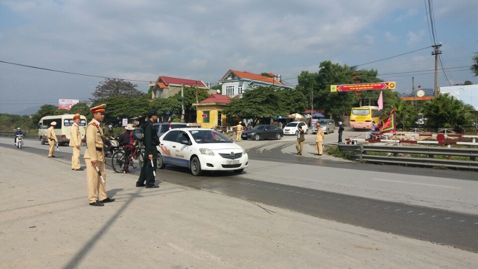 Vắng vẻ khác thường trong ngày khai hội xuân Yên Tử - 4
Vắng vẻ khác thường vào ngày khai mạc hội xuân Yên Tử.