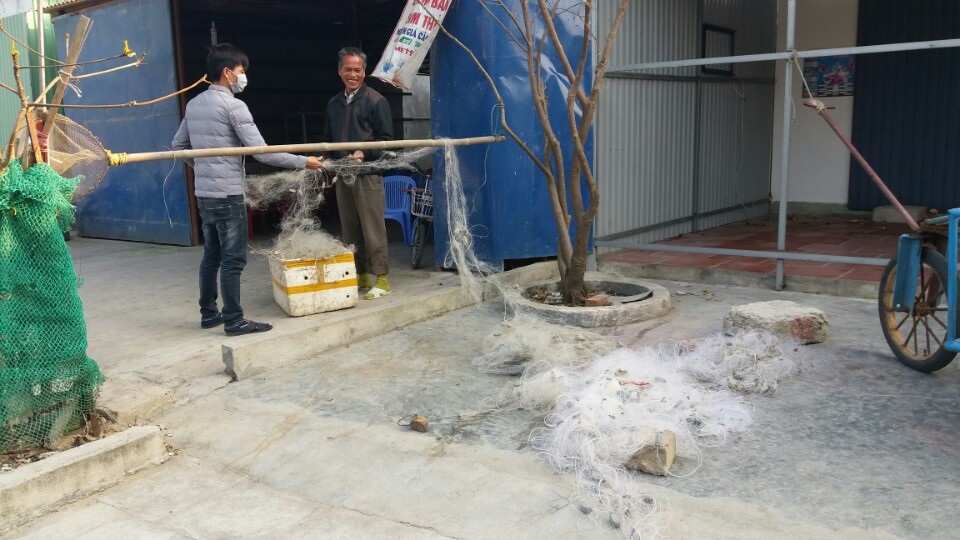 Ngư dân Bạch Long Vĩ chuẩn bị ngư cụ để ra khơi