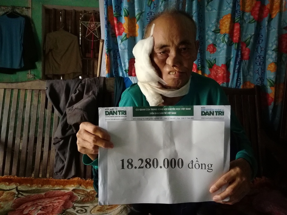 Lần thứ 2 bác Giang nhận quà bạn đọc Dân trí.