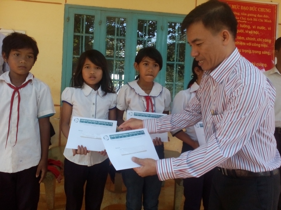 106 suất học bổng Grobest Việt Nam đến với học sinh tỉnh Bình Phước - 1 Ông Lê Trần Bá Thông trao học bổng cho học sinh