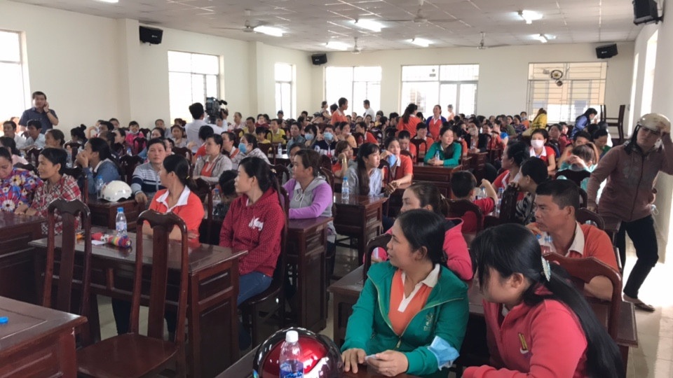 Cần Thơ hỗ trợ những người bị ảnh hưởng trong vụ cháy lớn - 1 Các hộ dân và công nhân được nhận quà sáng nay
