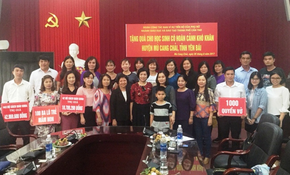 TP Cần Thơ: Huy động trên 14 tỷ đồng xã hội hóa an sinh, giáo dục - 1 
Vưa qua, Ban Vì sự tiến bộ của phụ nữ ngành GD&ĐT TP Cần Thơ phối hợp với Sở GD&ĐT tỉnh Yên Bái vận động và tổ chức tặng quà cho học sinh có hoàn cảnh khó khăn của huyện Mù Cang Chải (tỉnh Yên Bái) với tổng số tiền trên 115 triệu đồng và một số vật dụng cần thiết cho học sinh.
