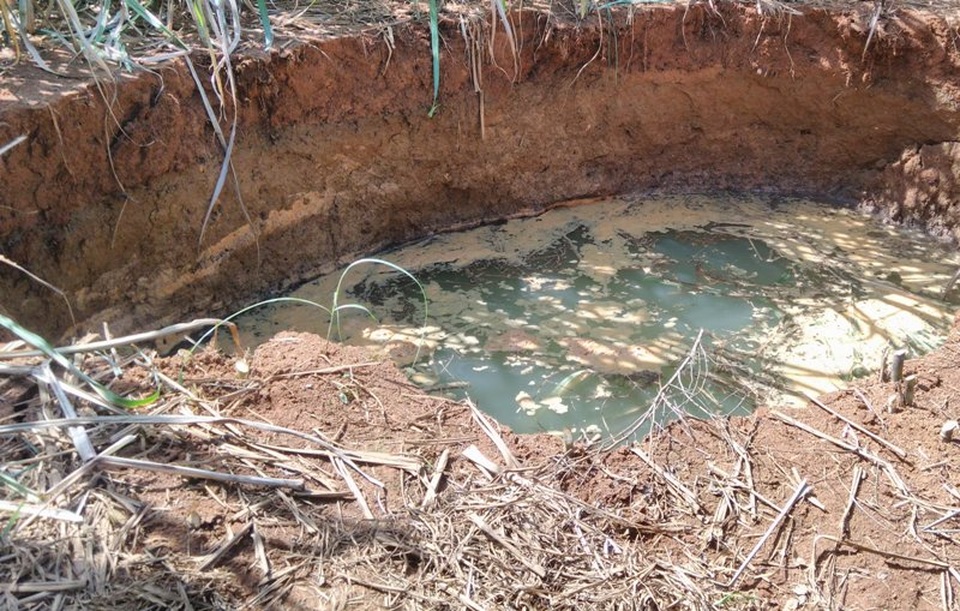 Xuất hiện hố sụt lún bất thường sâu hàng chục mét - 4
Hiện tượng sụt lún có nguy cơ lan rộng ra xung quanh.