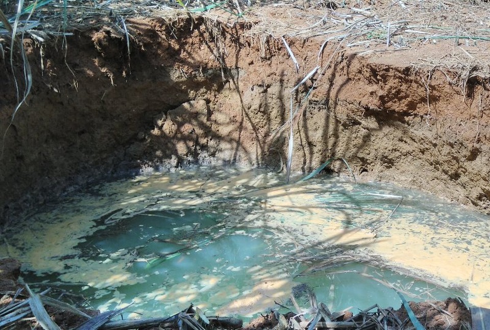 Xuất hiện hố sụt lún bất thường sâu hàng chục mét - 3 Hố sụt lún sâu 13m, có nước dưới hố