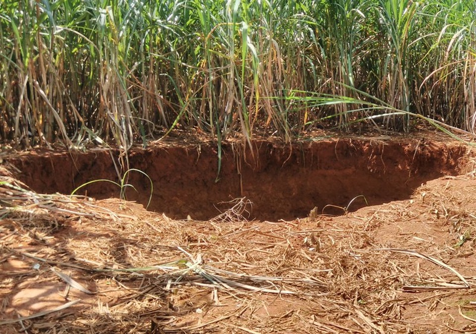 Xuất hiện hố sụt lún bất thường sâu hàng chục mét - 2 Hố sụt lún bất thường