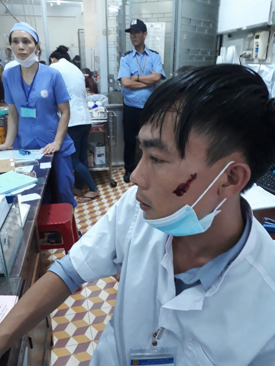 Người nhà bệnh nhân đánh nam điều dưỡng chấn thương vùng mặt - 1
Điều dưỡng bị người nhà bệnh nhân đánh chảy máu vùng mặt (ảnh bệnh viện cung cấp)