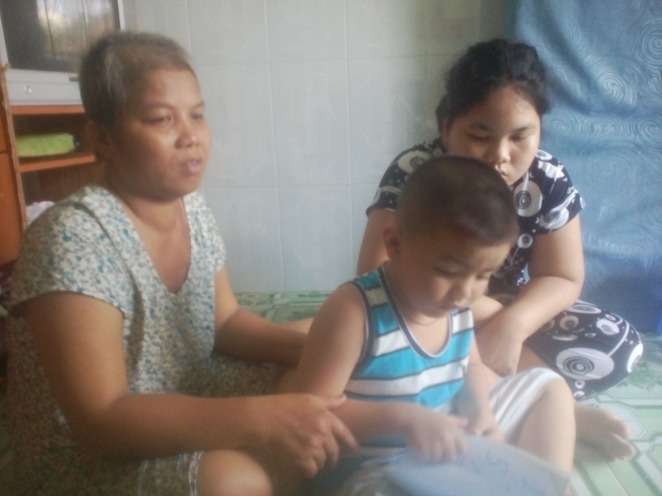 Bi kịch của người mẹ bị ung thư nuôi con bị bệnh tâm thần - 1 Chị Trịnh Thị Kim Hương và 2 con