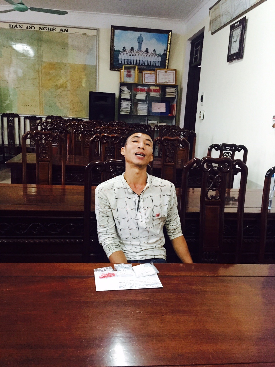 CSGT bắt đối tượng vận chuyển gần 2500 viên ma túy nén - 2 Đối tượng Kha Văn Tuấn cùng tang vật tại cơ quan chức năng.