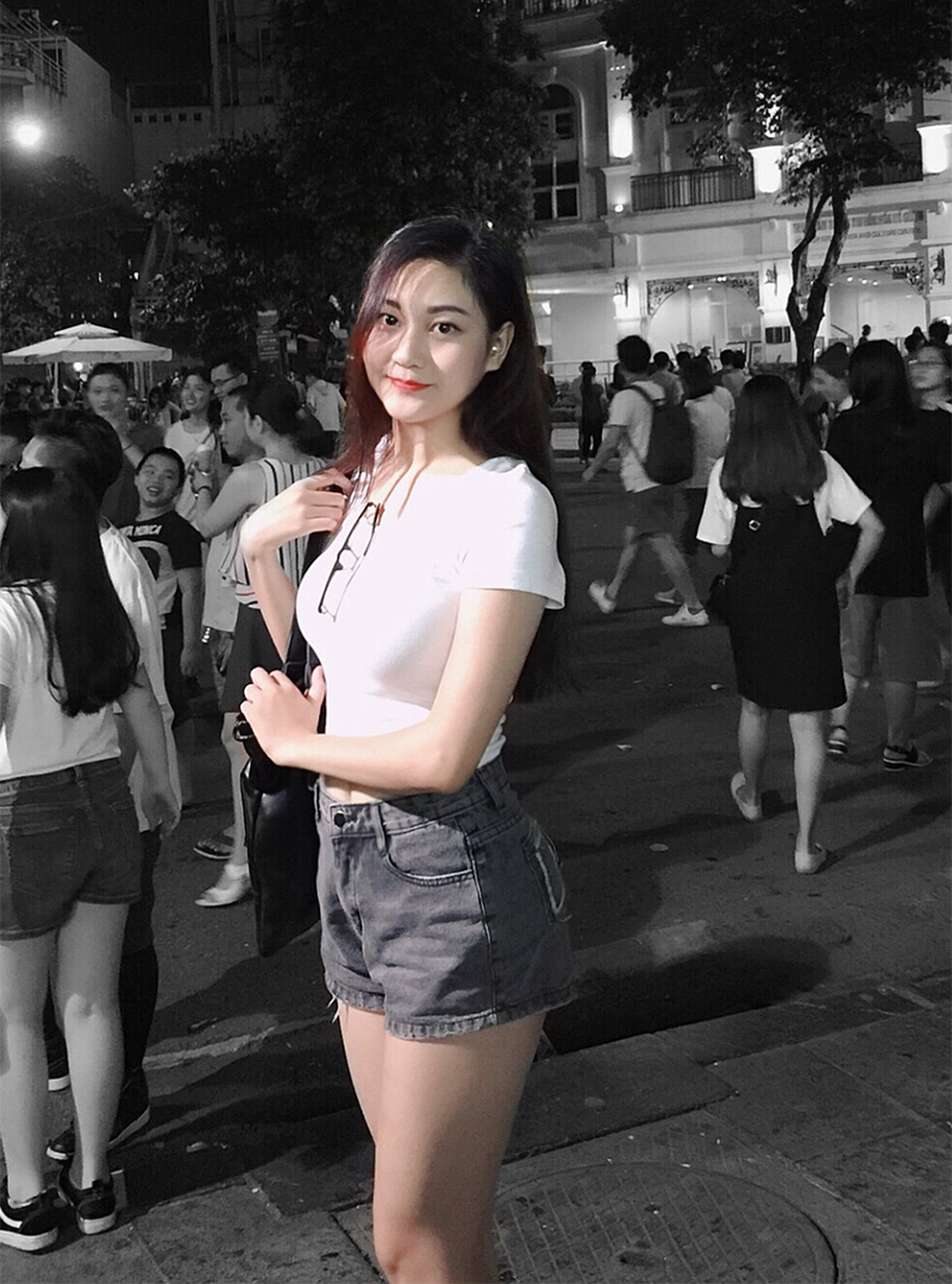 Hot girl bikini khiến các chàng trai loạn nhịp tim trong 20 giây - 4 Huyền có chiều cao 1,66m