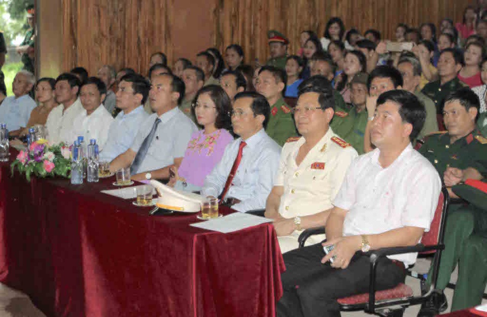 Đội mưa dự Triển lãm bản đồ và tư liệu “Hoàng Sa, Trường Sa của Việt Nam” - 5 Các đại biểu nghe giới thiệu về các nội dung triển lãm.