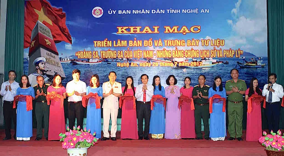 Đội mưa dự Triển lãm bản đồ và tư liệu “Hoàng Sa, Trường Sa của Việt Nam” - 3 Các đại biểu cắt băng khai mạc triển lãm “Hoàng Sa, Trường Sa của Việt Nam - Những bằng chứng lịch sử và pháp lý.