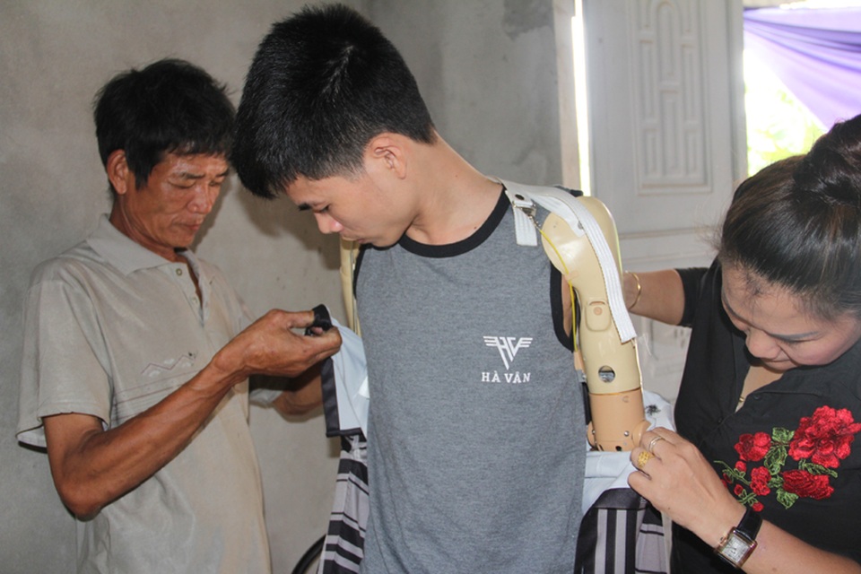 Hạnh phúc tràn ngập của người cha trẻ mất đôi tay chăm con thơ được chắp đôi tay mới - 3 Nhờ sự giúp đỡ nhiệt thành ấy của bạn đọc báo Dân trí, các nhà hảo tâm, từ đầu tháng 6 này Hải đã được đưa ra Bệnh viện Việt Đức để thăm khám, đồng thời chắp cánh tay điện tử.