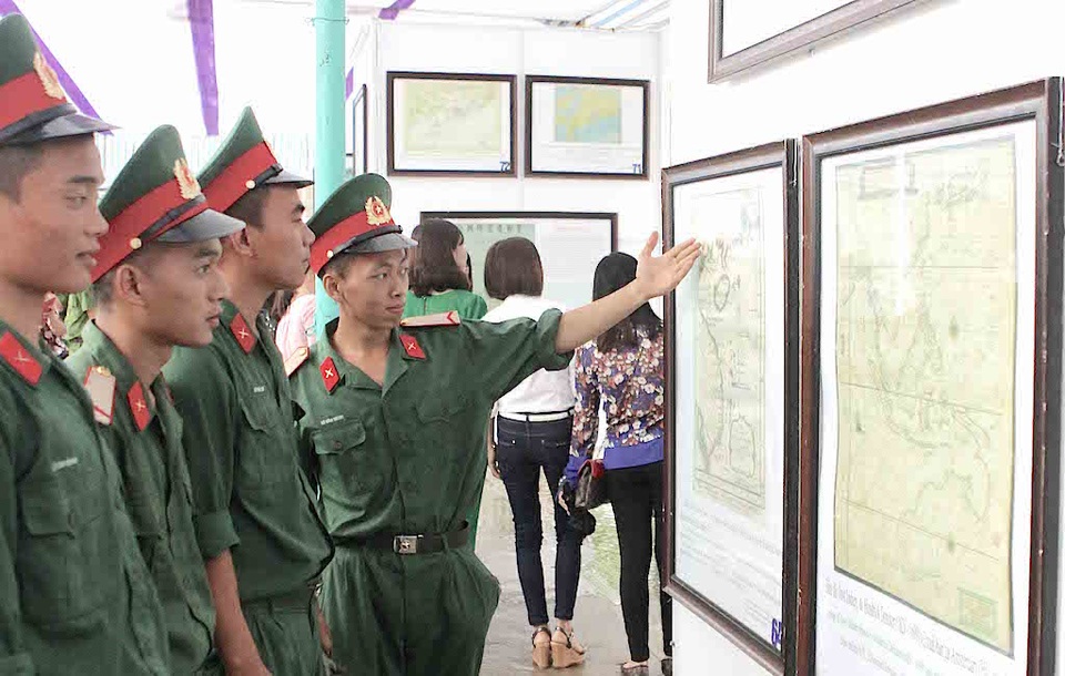 Đội mưa dự Triển lãm bản đồ và tư liệu “Hoàng Sa, Trường Sa của Việt Nam” - 1 Triển lãm trưng bày nhiều tư liệu, văn bản, hiện vật, ấn phẩm và gần 154 bản đồ tập hợp các nguồn tư liệu đã được công bố từ trước đến nay bằng nhiều ngôn ngữ, ban hành từ thế kỷ 17 đến đầu thế kỷ 20 liên quan đến chủ quyền của Việt Nam đối với Hoàng Sa và Trường Sa