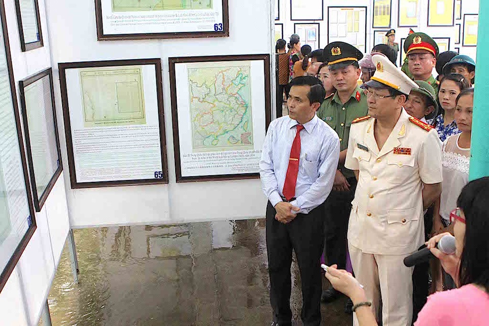 Đội mưa dự Triển lãm bản đồ và tư liệu “Hoàng Sa, Trường Sa của Việt Nam” - 6 Đội mưa dự Triển lãm bản đồ và tư liệu “Hoàng Sa, Trường Sa của Việt Nam” - 6