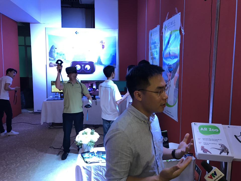 Rất nhiều khách mời thích thú trải nghiệm công nghệ thực tế ảo (VR) và tăng cường thực tế ảo (AR) ngay tại sự kiện.