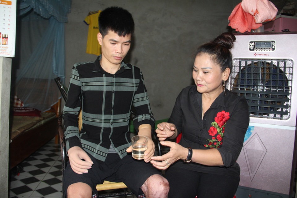 Hạnh phúc tràn ngập của người cha trẻ mất đôi tay chăm con thơ được chắp đôi tay mới - 9 ... hay có thể bưng nước mời khách, điều mà trước đó vài tháng thôi Hải chưa bao giờ nghĩ tới.