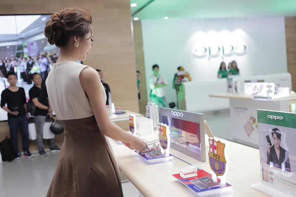 Trên tay Oppo R11 phiên bản FC Barcelona Edition tại Việt Nam - 3 Trên tay Oppo R11 phiên bản FC Barcelona Edition tại Việt Nam - 3