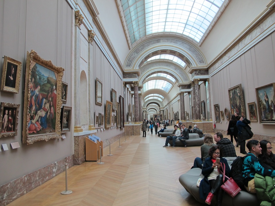 
Khi mỏi chân, du khách có thể ngồi nghỉ trên những hàng ghế trong bảo tàng
