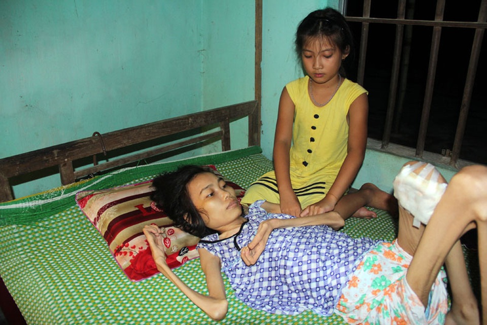 Trao thêm hơn 42 triệu đồng đến bé 9 tuổi chăm mẹ nằm liệt giường - 1 Bé Trà My mới 9 tuổi, đã tự tay chăm sóc mẹ như một người lớn. Hoàn cảnh và tấm lòng của Trà My dành cho mẹ đã khiến bao trái tim bạn đọc báo Dân trí lay động.