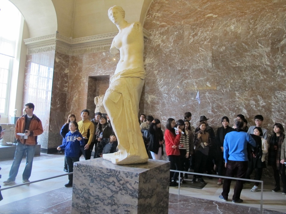 
Tượng Thần Vệ Nữ điêu khắc trên chất liệu cẩm thạch là tâm điểm của sự chú ý
