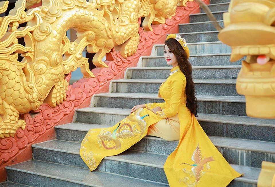 Thiếu nữ Việt "sinh ra để mặc áo dài" - 11 Thêm những hình ảnh Hà Thị Thảo mặc áo dài.