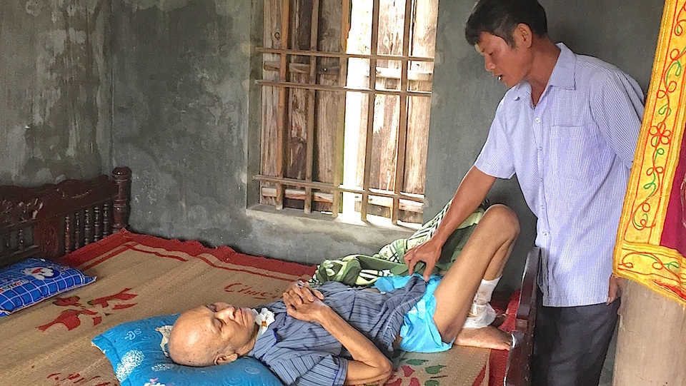 Chuyện buồn ở một xã nghèo: Vợ liệt sĩ tái giá phải nộp tiền để được hưởng chế độ? - 9 Anh Long bảo, bố anh đã 4 năm làm đơn lên xã nhưng đều bị từ chối.