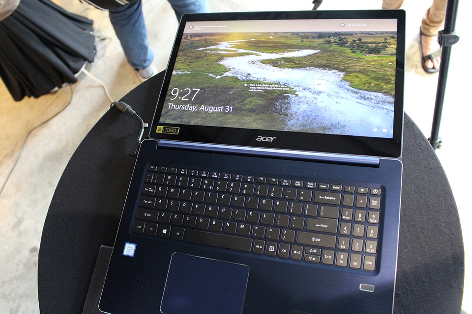 Cận cảnh laptop Acer chạy vi xử lý Core I thế hệ 8 đầu tiên tại VN - 2 Bản lề của máy có thể bẻ gập xuống khá dễ dàng