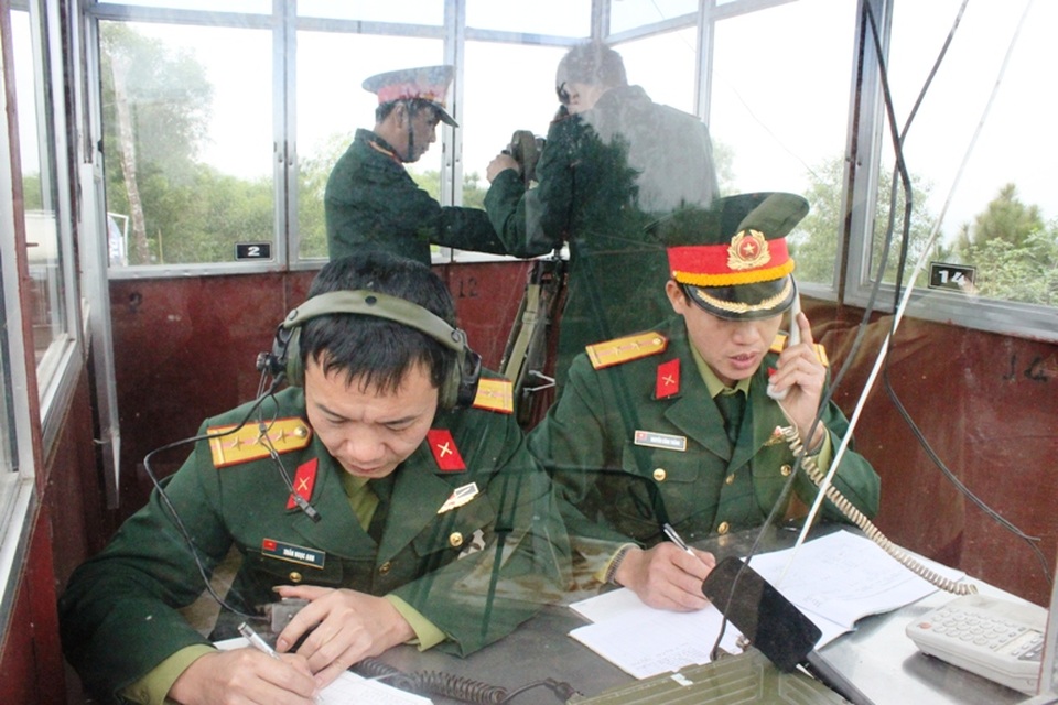 “Mắt thần” xứ Thanh - 1 Các cán bộ chiến sĩ Đài quan sát phòng không trực sẵn sàng chiến đấu