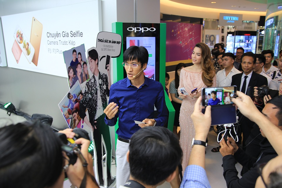 Trên tay Oppo R11 phiên bản FC Barcelona Edition tại Việt Nam - 2 Trên tay Oppo R11 phiên bản FC Barcelona Edition tại Việt Nam - 2