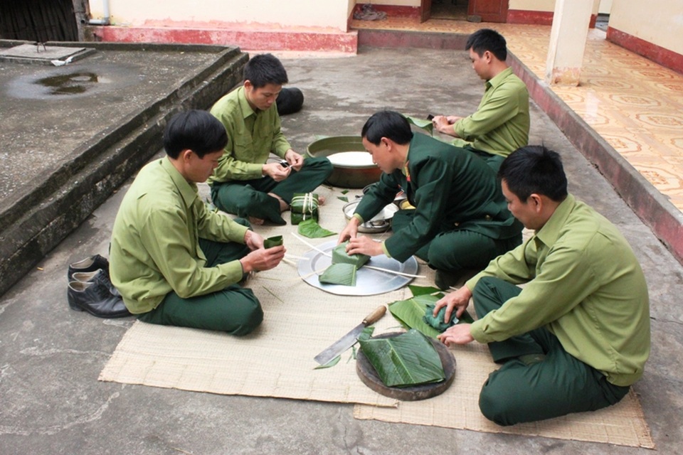 “Mắt thần” xứ Thanh - 5 Các cán bộ chiến sĩ tổ chức gói bánh chưng tại đơn vị để đón Tết tại chỗ