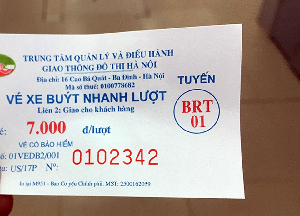Ngày đầu bán vé xe buýt nhanh, hành khách vẫn nêm chật cứng - 7 Mức vé xe buýt nhanh là 7000 đồng/lượt như mức phí buýt thường nhưng chất lượng tốt hơn