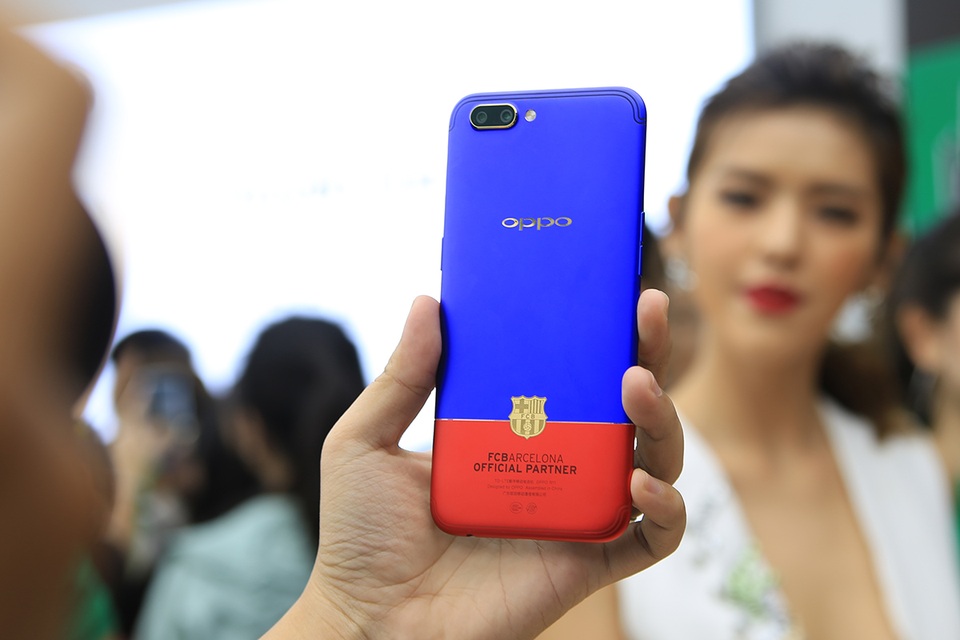 Trên tay Oppo R11 phiên bản FC Barcelona Edition tại Việt Nam - 5 Trên tay Oppo R11 phiên bản FC Barcelona Edition tại Việt Nam - 5