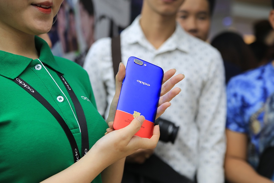 Trên tay Oppo R11 phiên bản FC Barcelona Edition tại Việt Nam - 4 Trên tay Oppo R11 phiên bản FC Barcelona Edition tại Việt Nam - 4